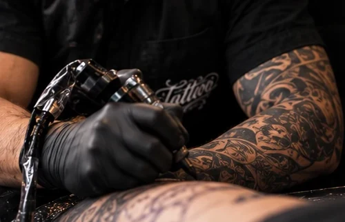 Close-up of the tattoo machine during a session at Carlos Tattoo BH