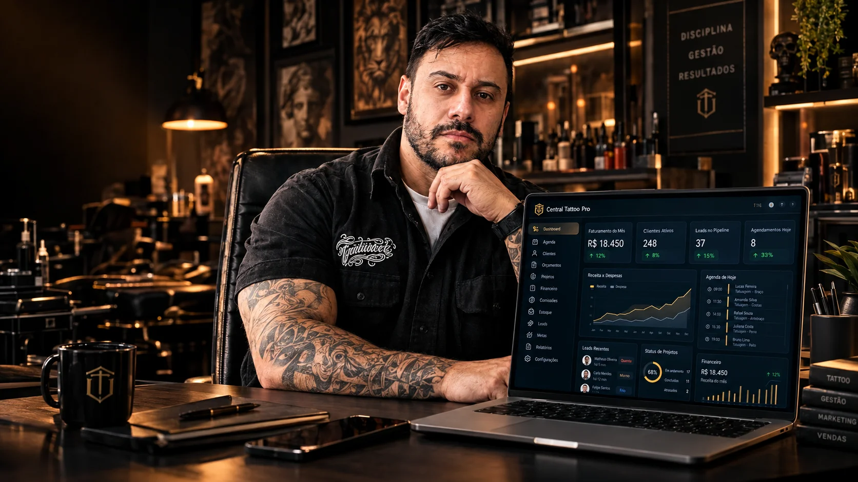 Central Tattoo, sistema de gestão para estúdio de tatuagem, aberta no notebook do Carlos