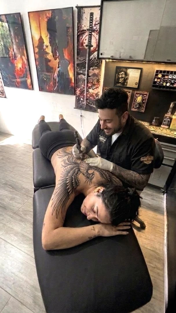 Área de tatuagem do estúdio Carlos Tattoo BH — ambiente premium e higiênico em BH