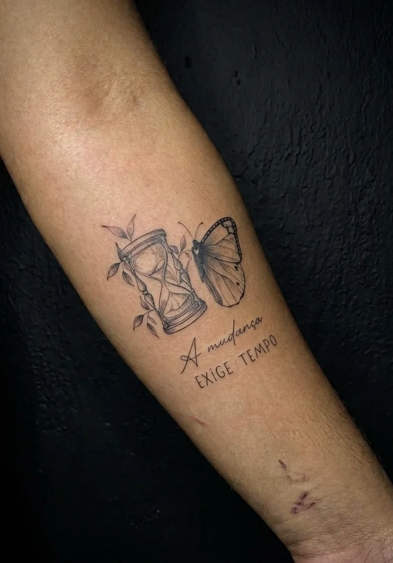 Ampulheta borboleta frase fineline BH — Carlos Tattoo BH