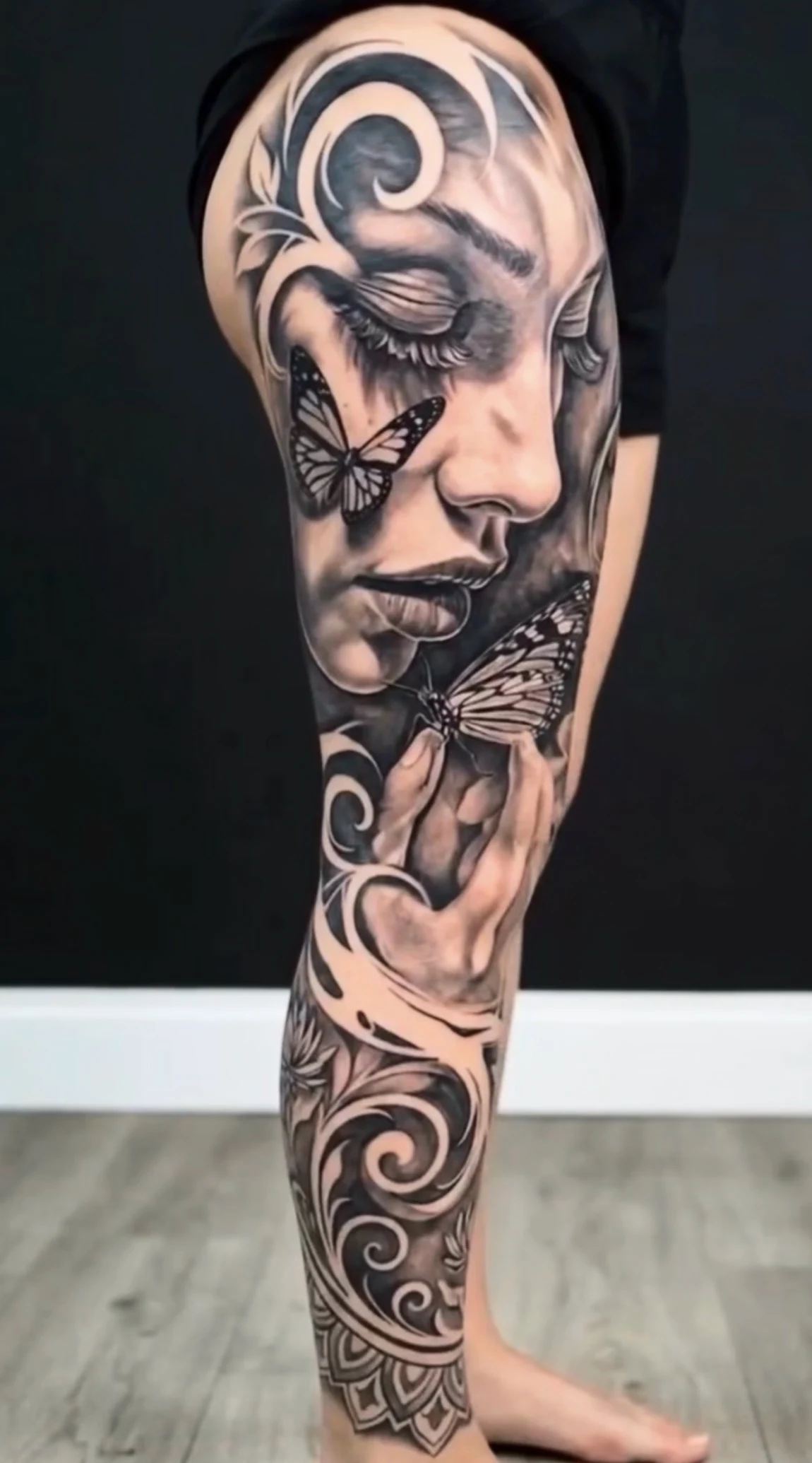 Tatuagem fechamento de perna com retrato e borboletas — Carlos Tattoo BH, Belo Horizonte