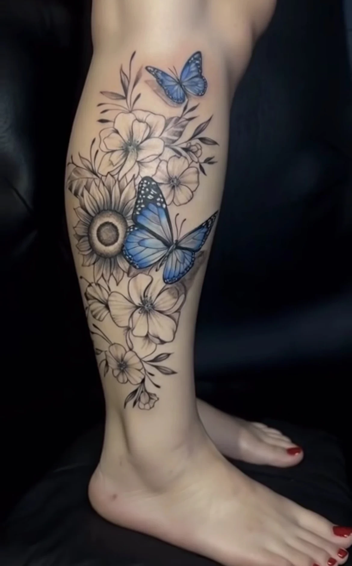 Tatuagem floral delicada fineline na perna — Carlos Tattoo BH, Belo Horizonte