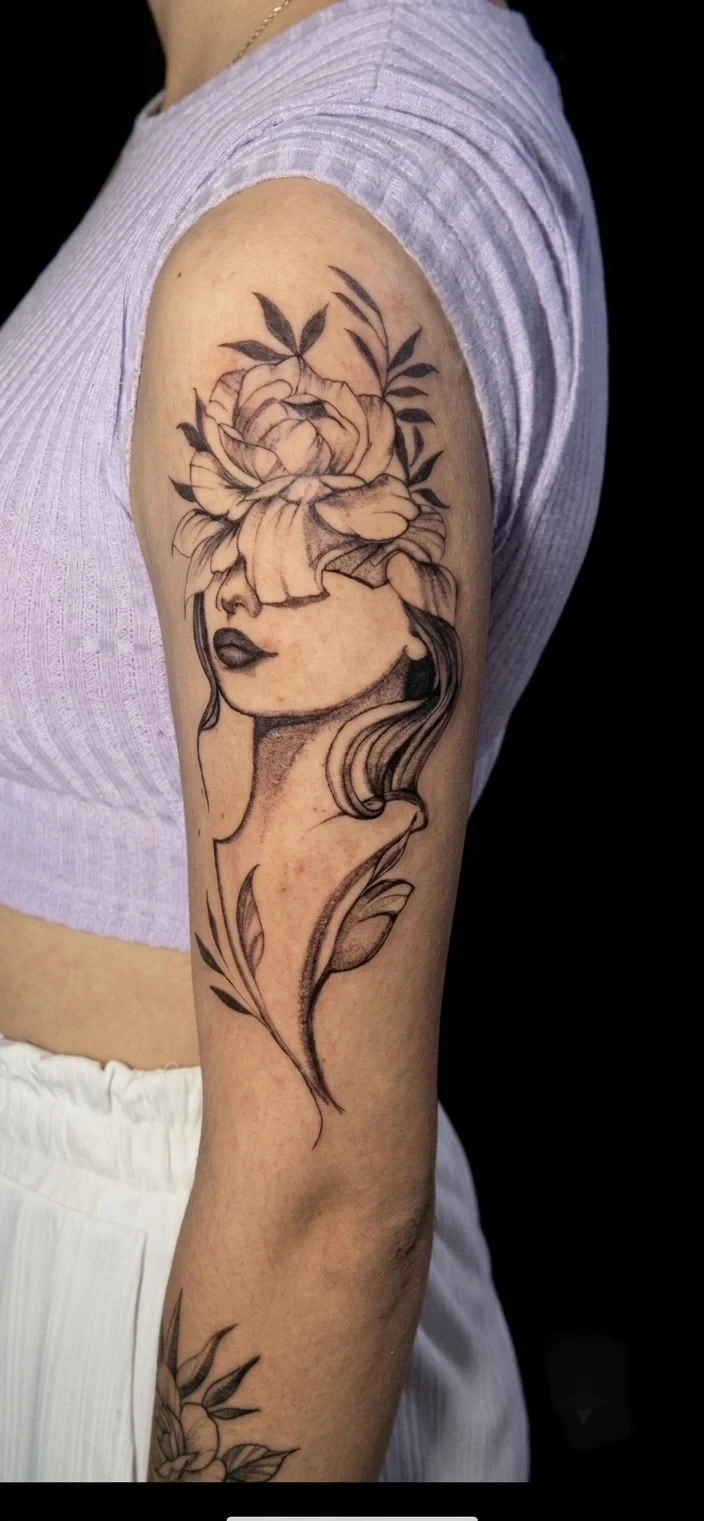 Retrato feminino flores braco fineline BH — Carlos Tattoo BH