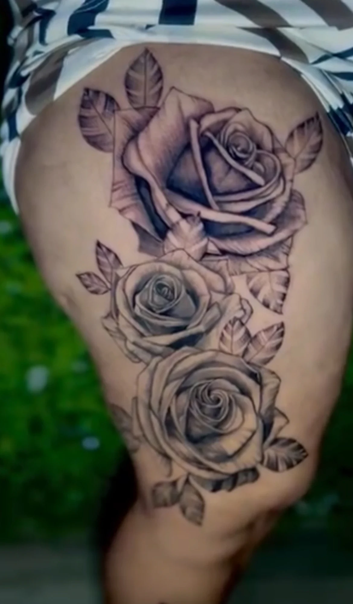 Tatuagem rosas realismo no quadril — Carlos Tattoo BH
