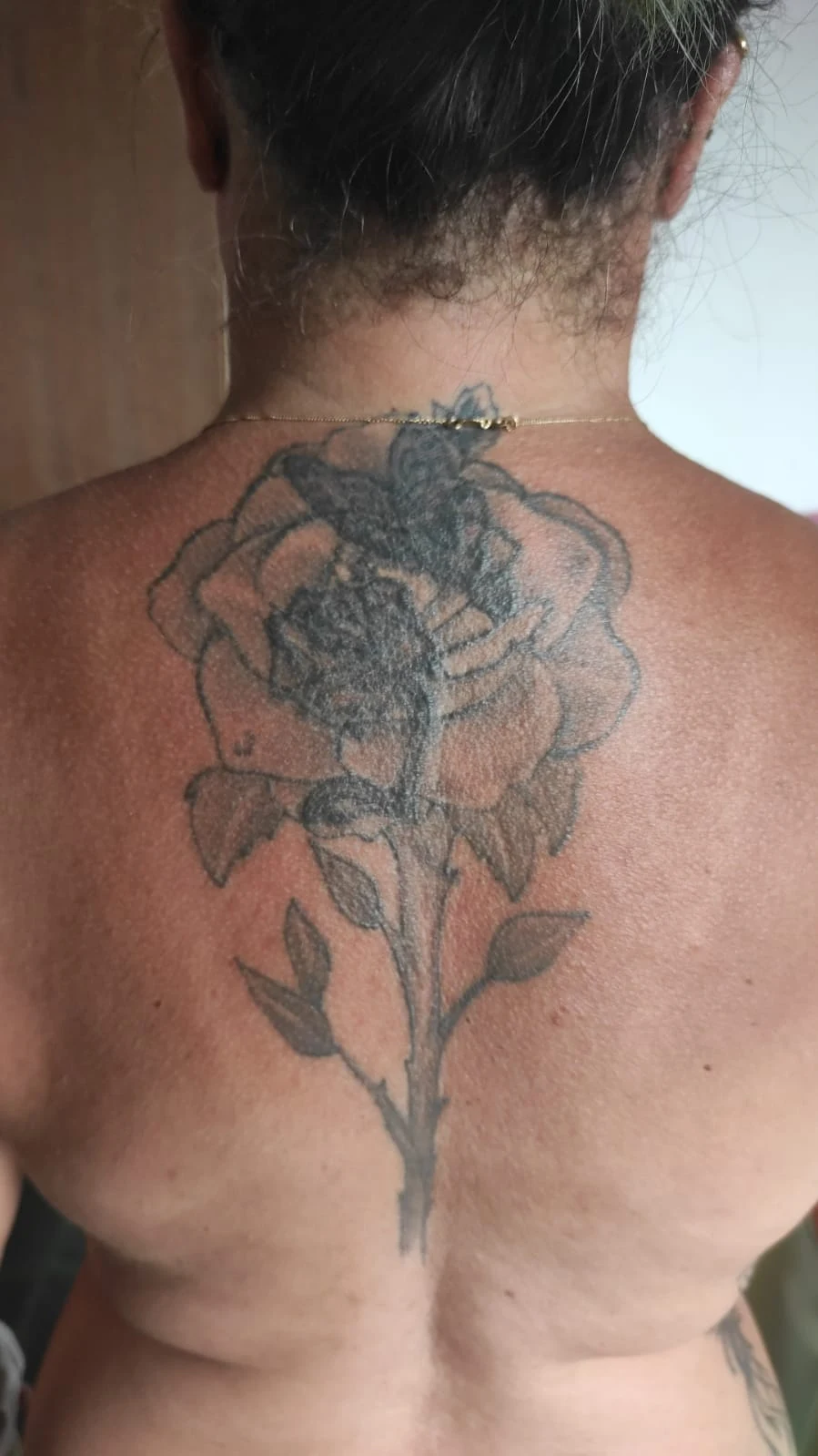Tatuagem de rosa desbotada nas costas antes da reforma — Carlos Tattoo BH, Belo Horizonte